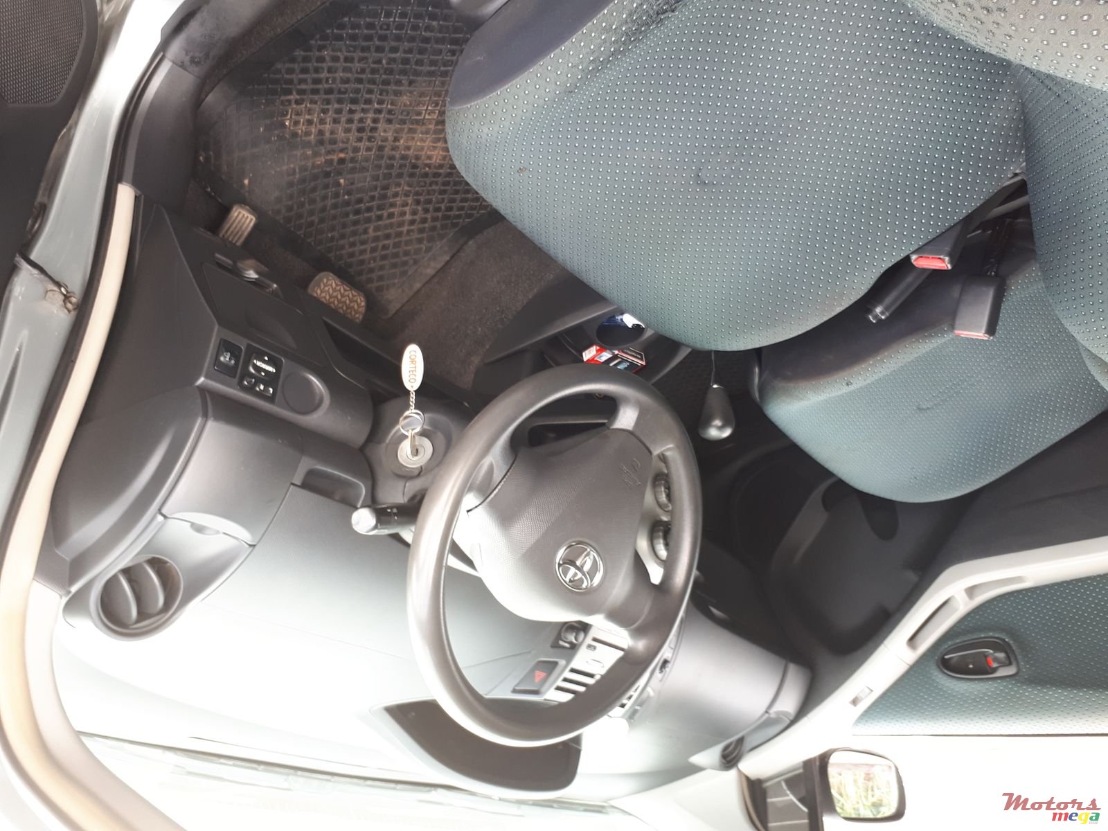 2006' Toyota Vitz photo #5