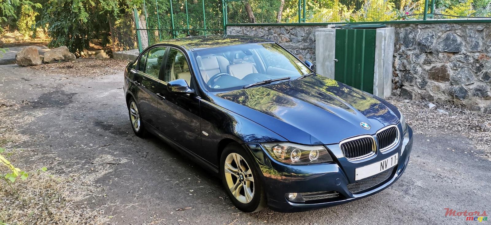 2011' BMW 3 Series 320i photo #4