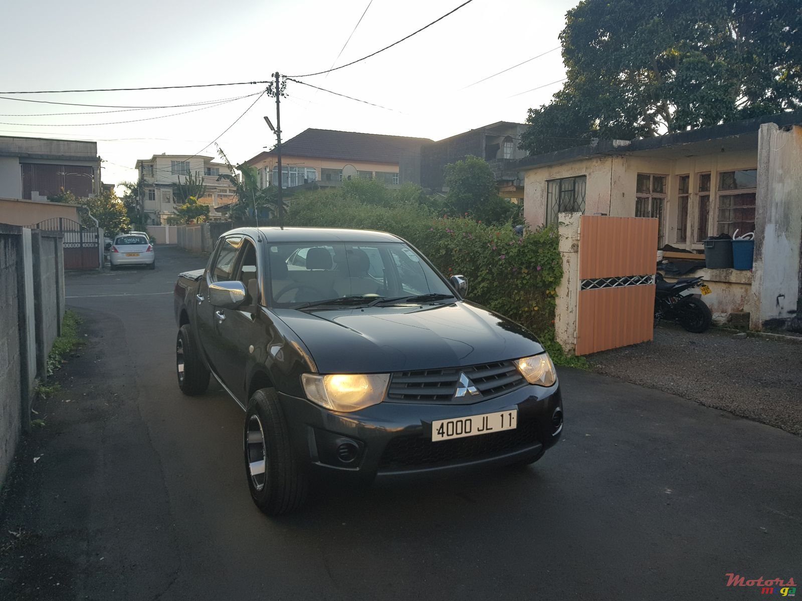 2011' Mitsubishi L 200 photo #2