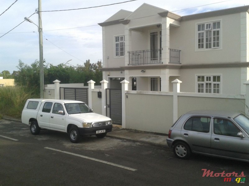 1999' Toyota Hilux Double Cab Pickup photo #3