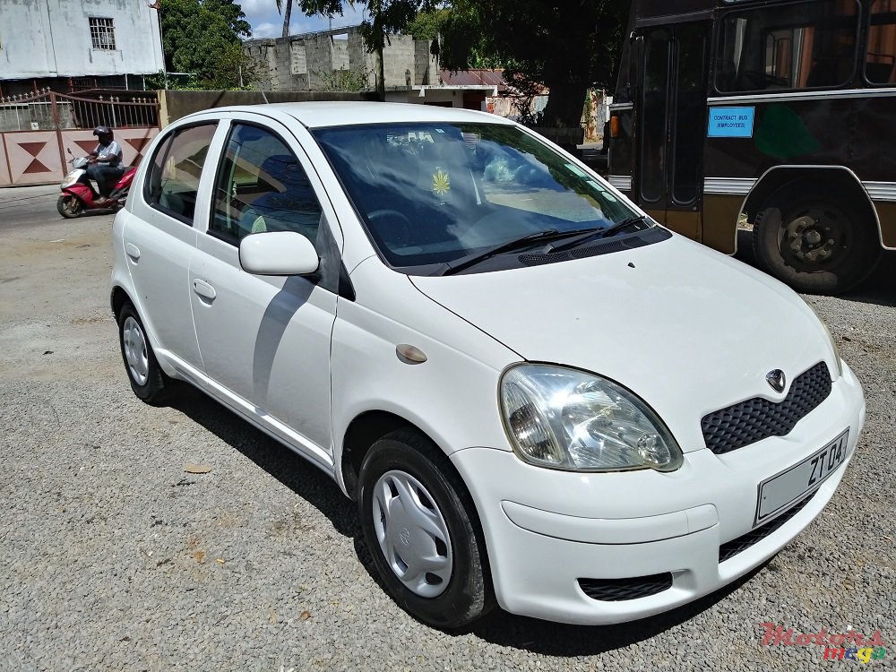 2004' Toyota Vitz photo #1