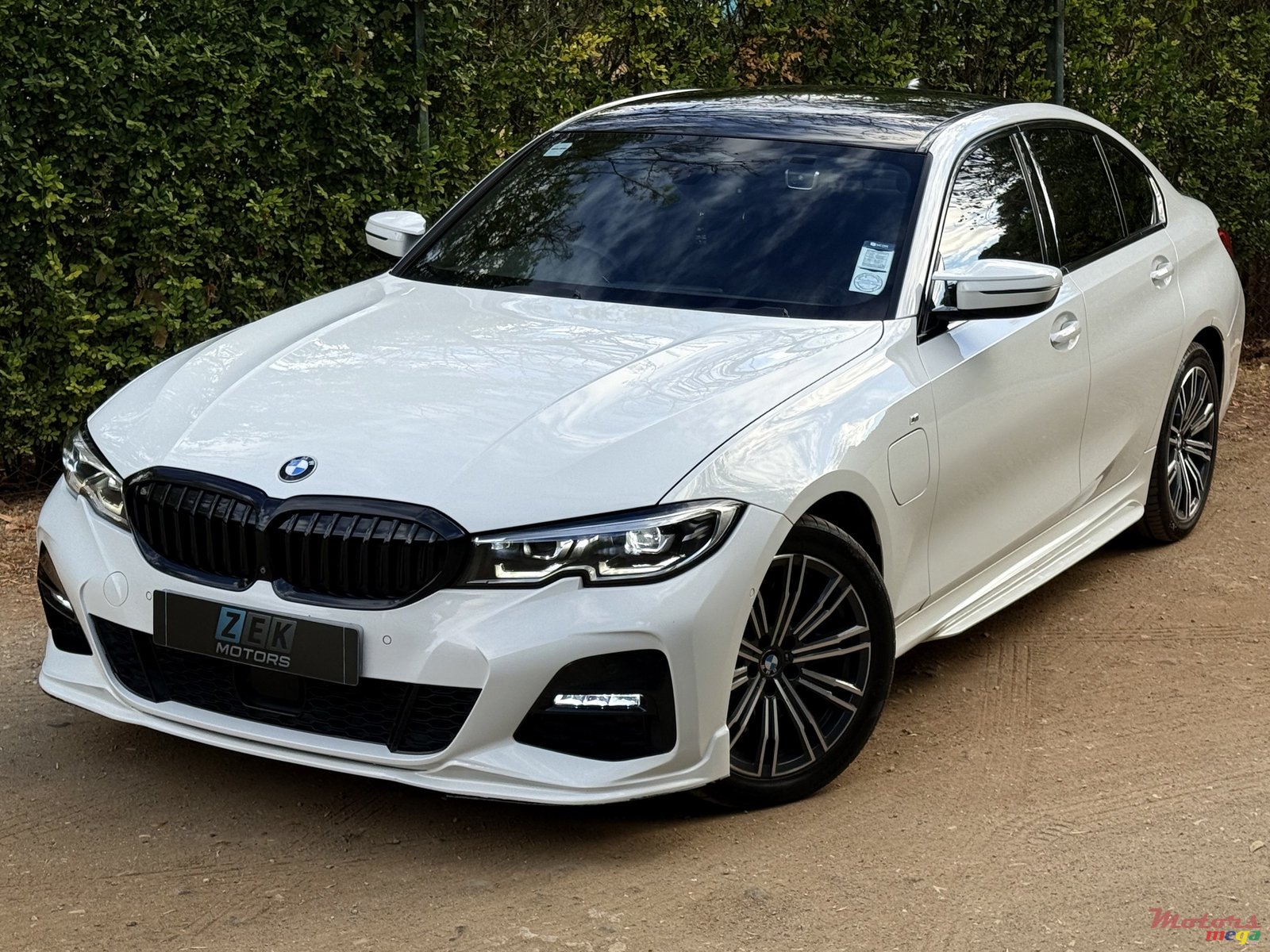 2019' BMW 330 photo #1