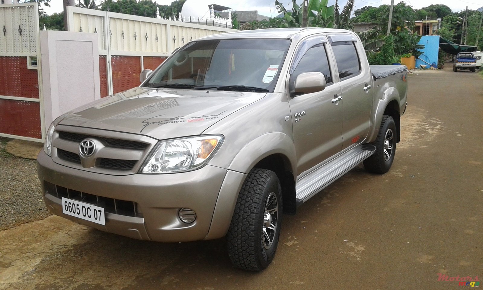 2007' Toyota Hilux photo #1