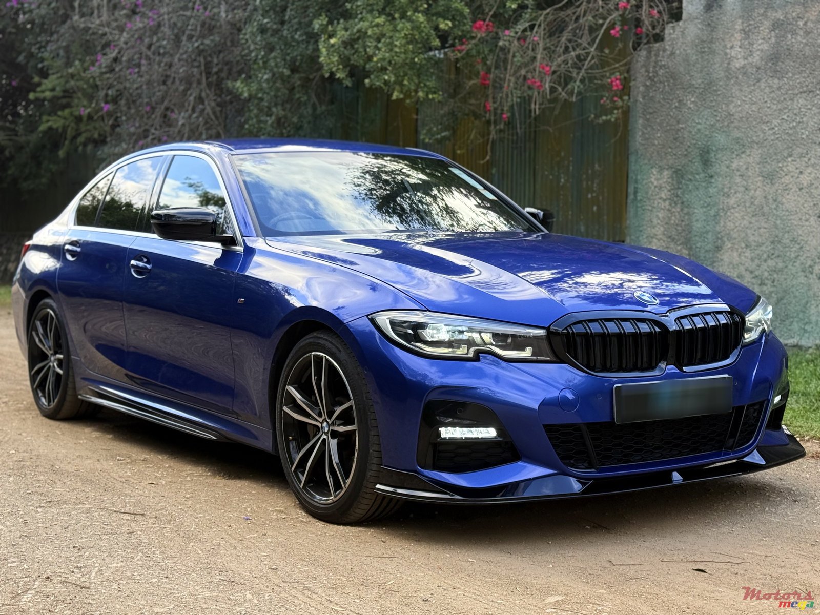 2019' BMW 330 photo #1