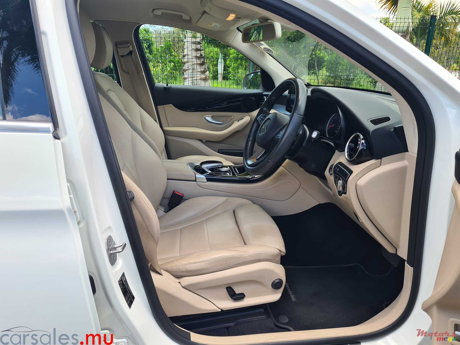 2017' Mercedes-Benz GLC 200 Avantgarde photo #5