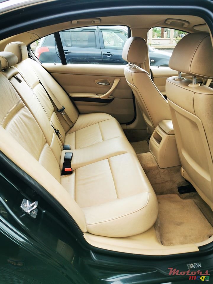 2011' BMW 3 Series 320i photo #7