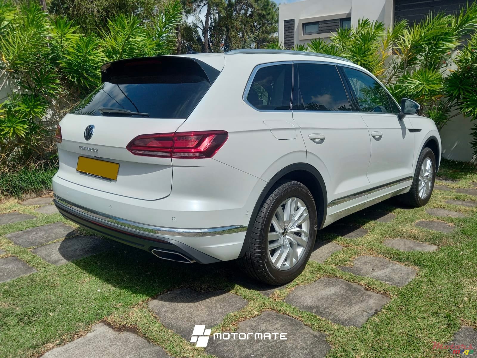 2024' Volkswagen Touareg LUXURY photo #3