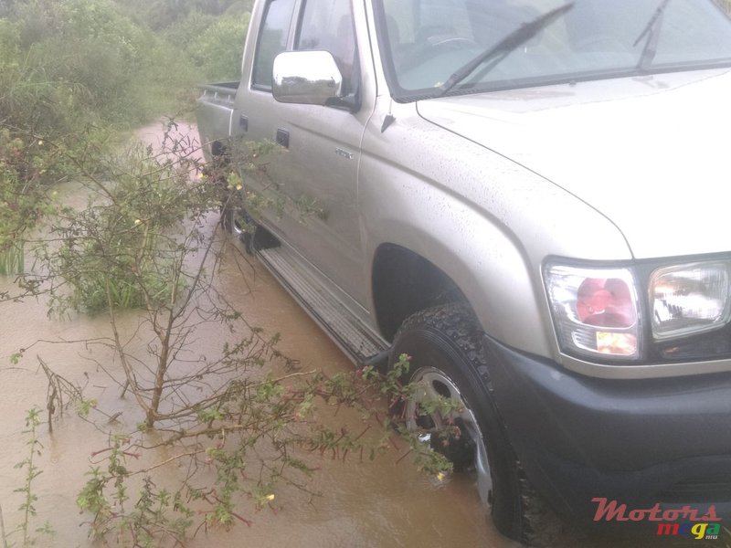 2002' Toyota Hilux photo #3