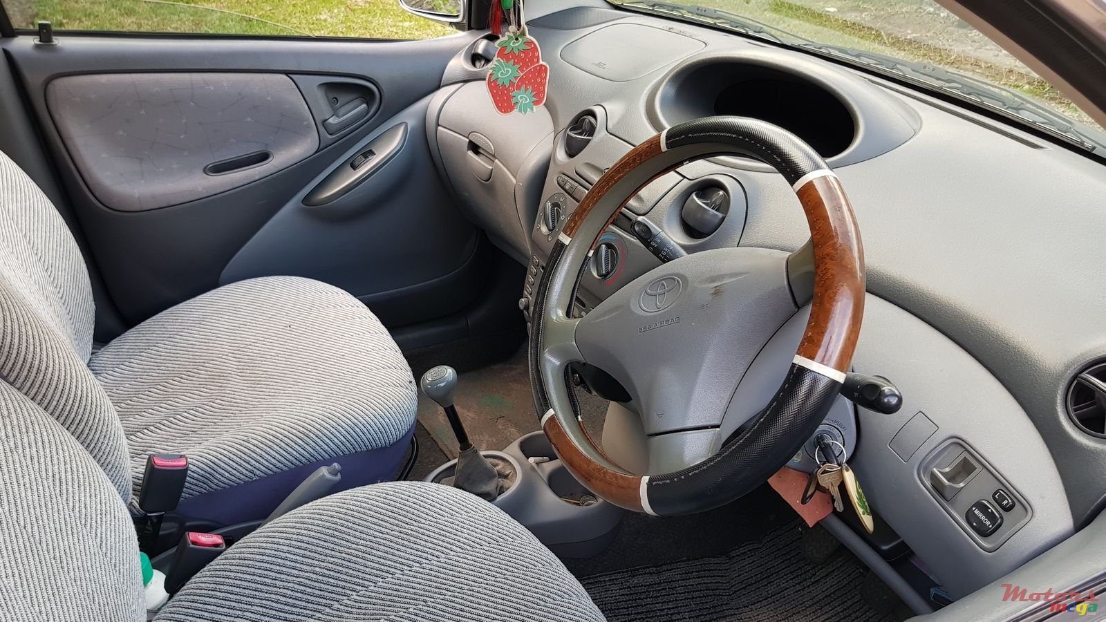 2000' Toyota Vitz photo #2