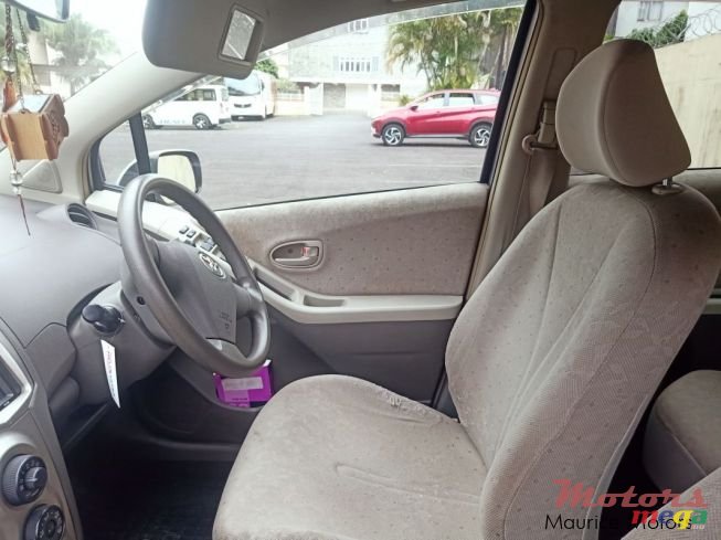2009' Toyota Vitz photo #6