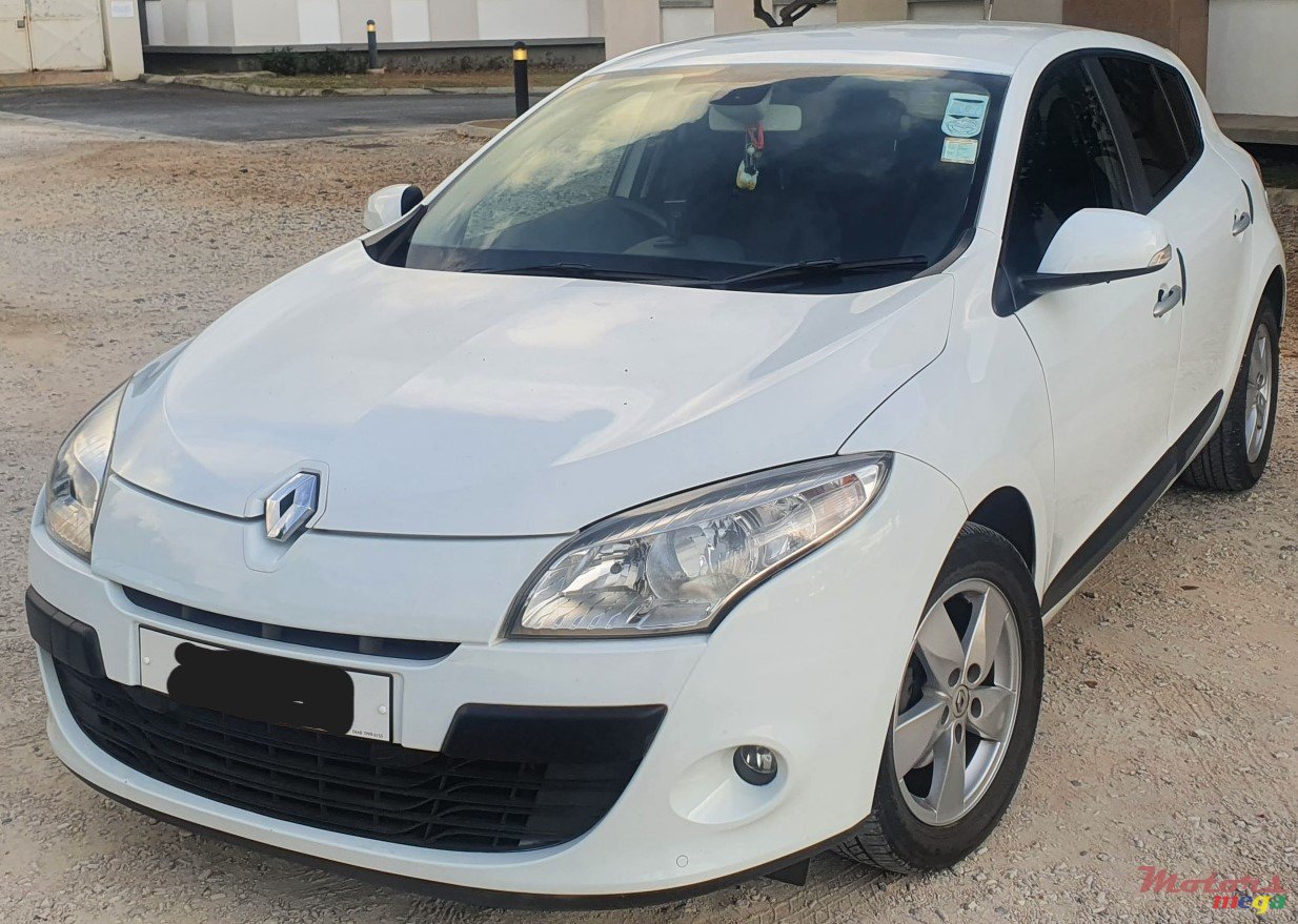 2012' Renault Megane photo #2