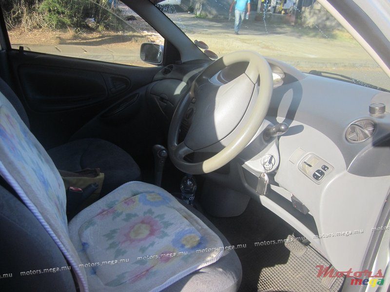 2000' Toyota Vitz 00 photo #4