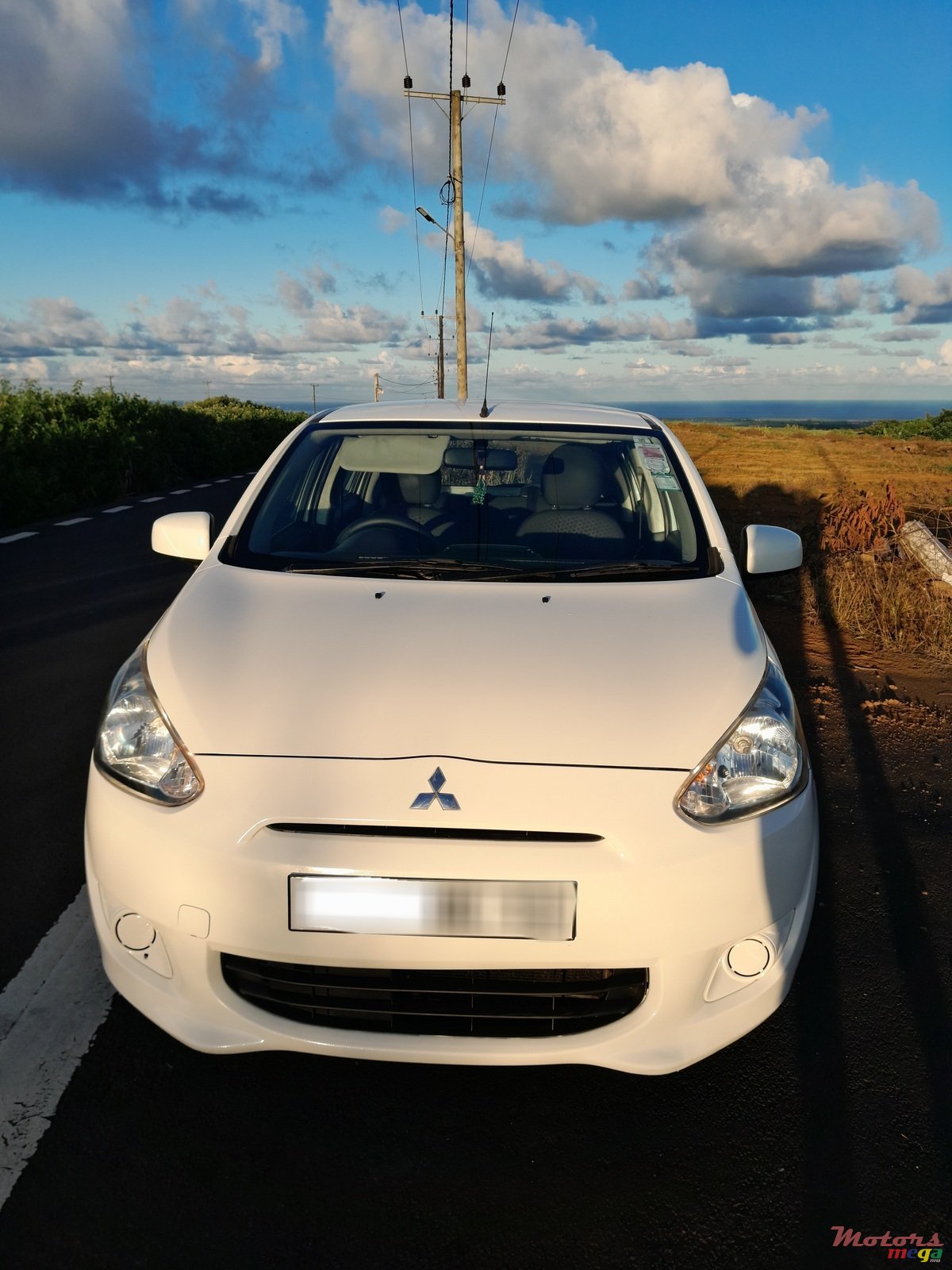 2013' Mitsubishi Mirage photo #3