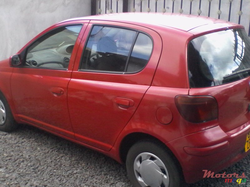 2002' Toyota Vitz photo #1