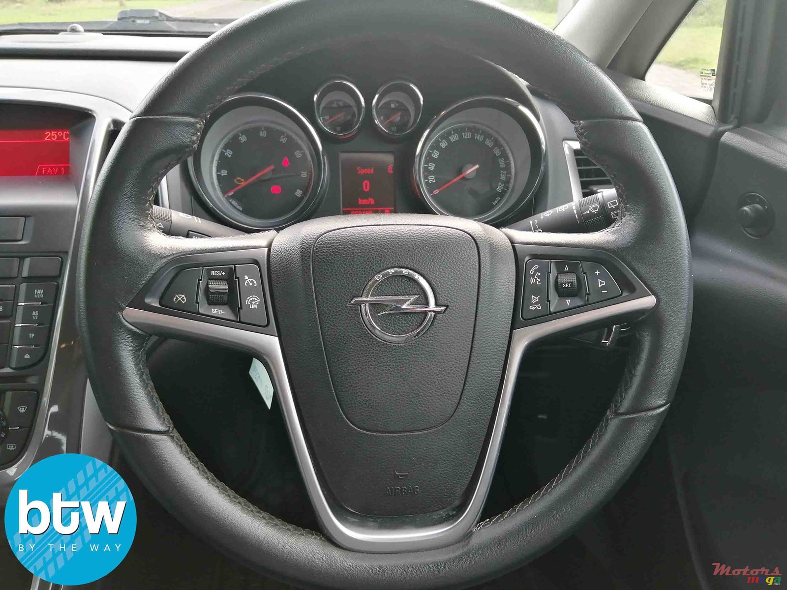 2014' Opel Astra photo #7