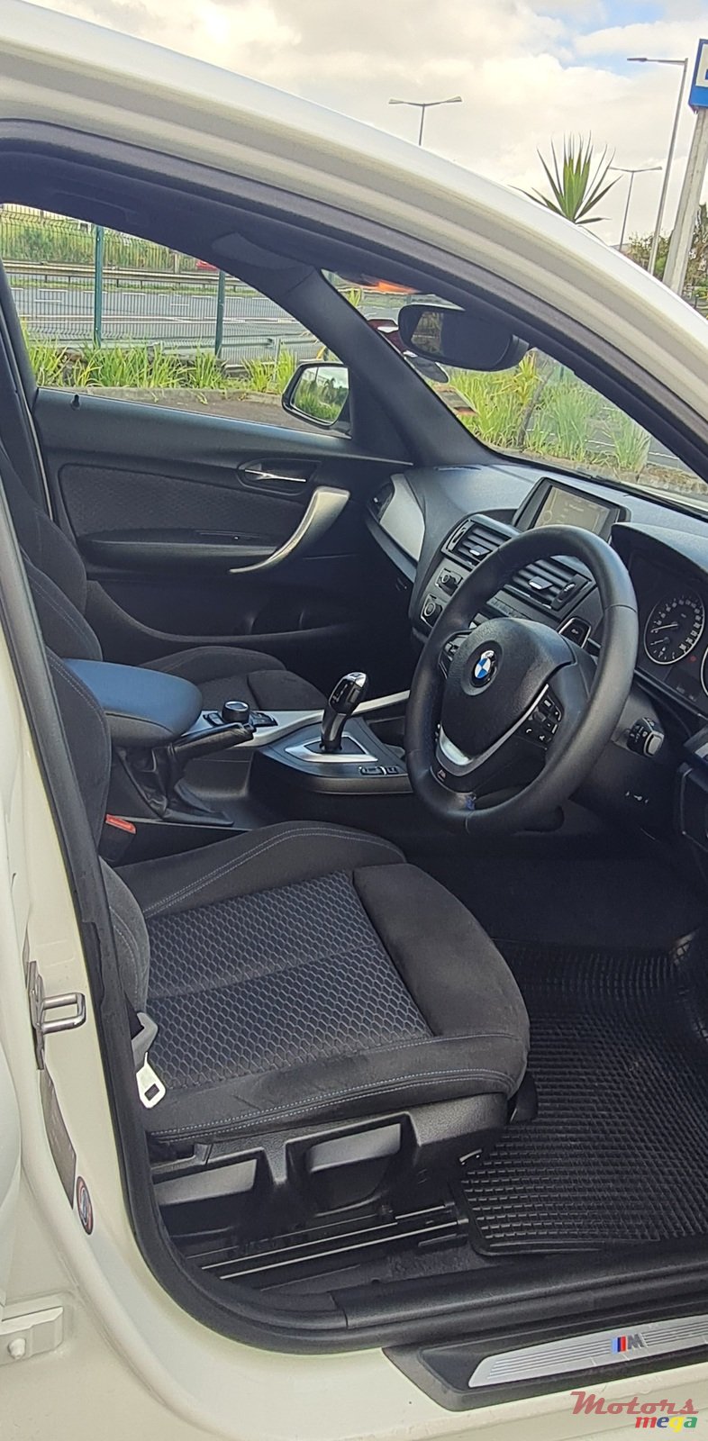 2013' BMW 1 Series 5 Door photo #5