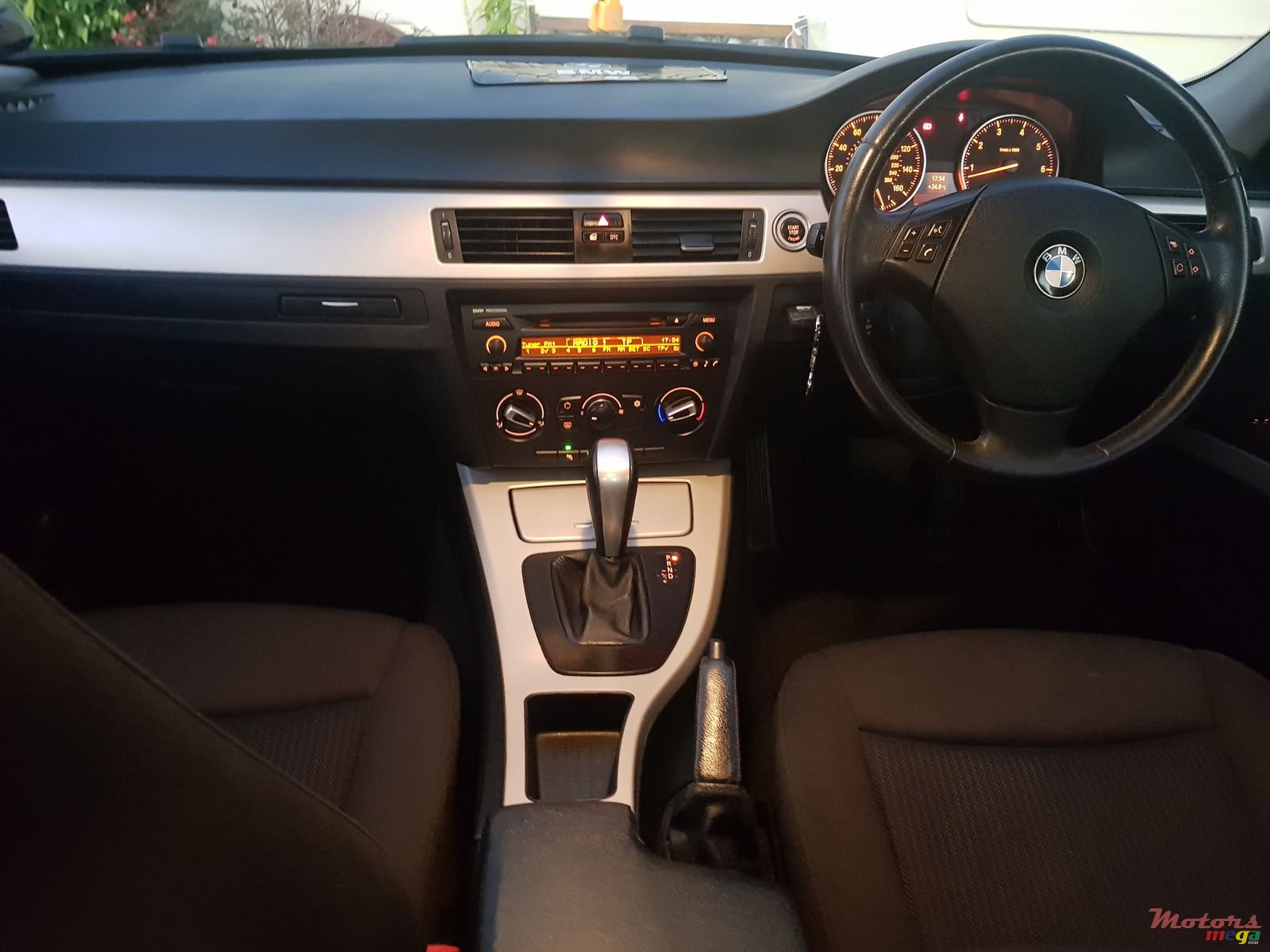 2009' BMW 318 automatic photo #5