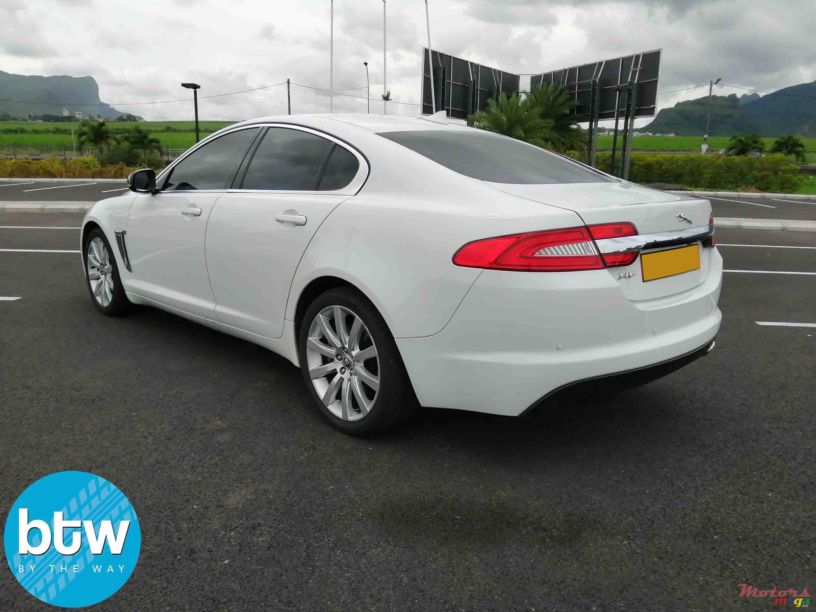 2013' Jaguar XF 2.2 Diesel photo #2