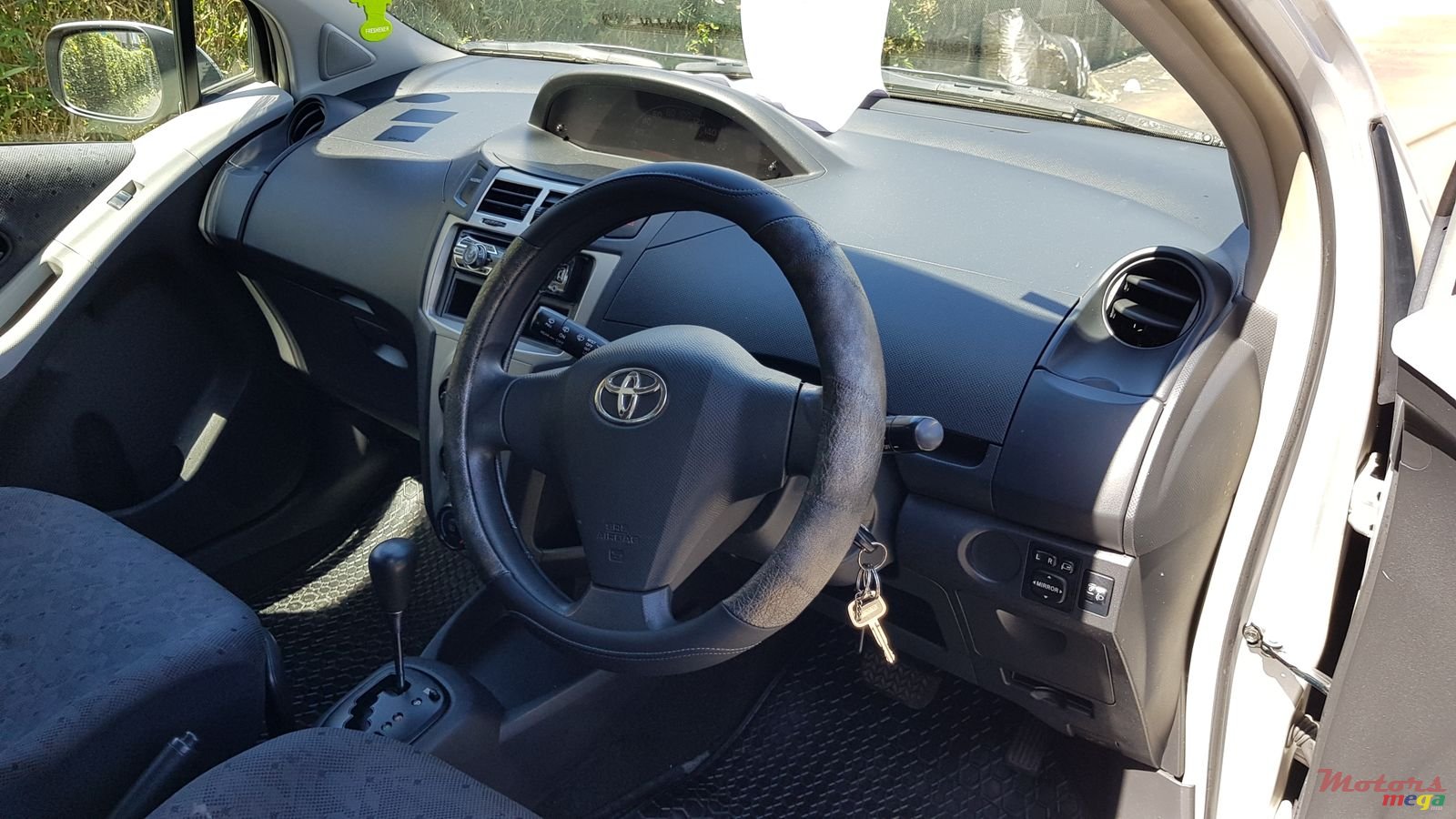 2009' Toyota Vitz 1300 photo #6