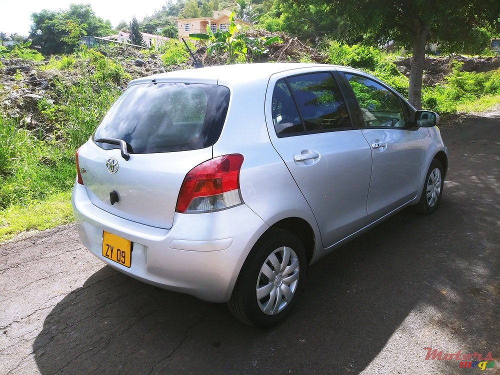 2009' Toyota Vitz 1300 photo #4