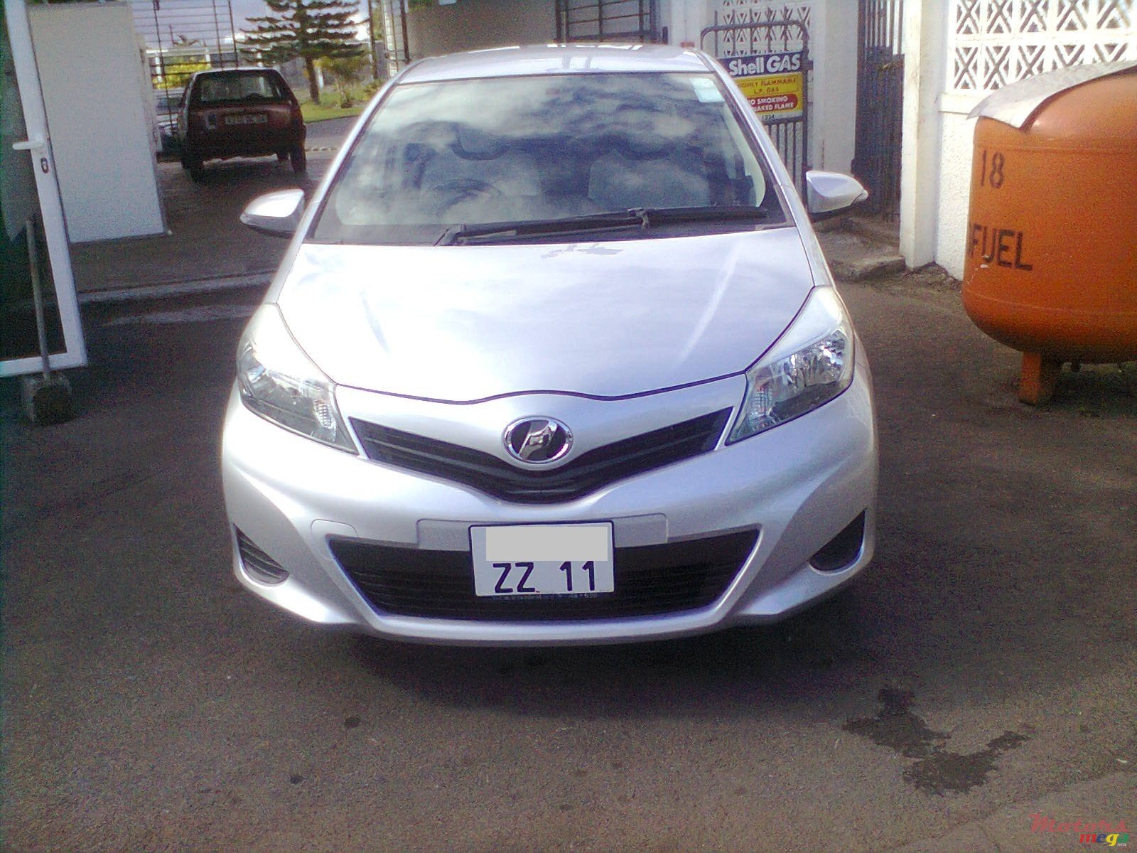 2011' Toyota Vitz photo #2