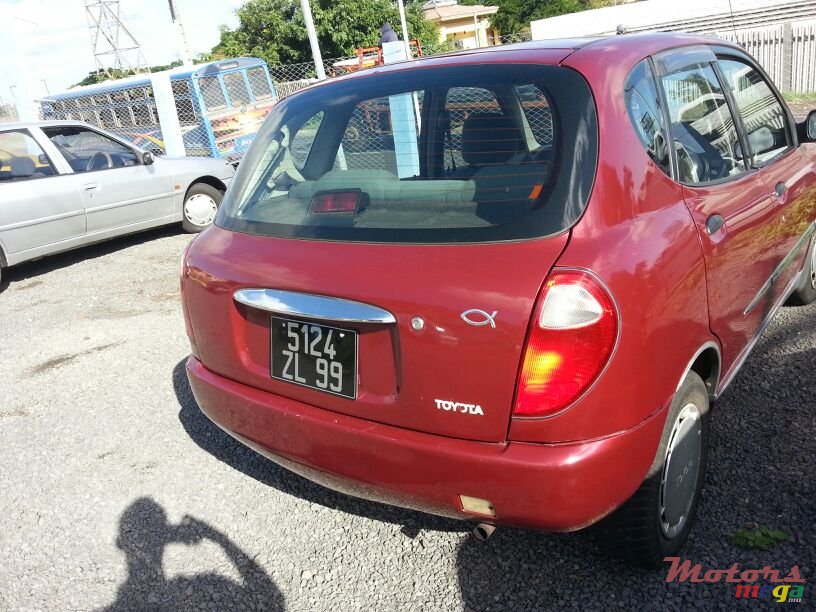 1999' Toyota Duet photo #2