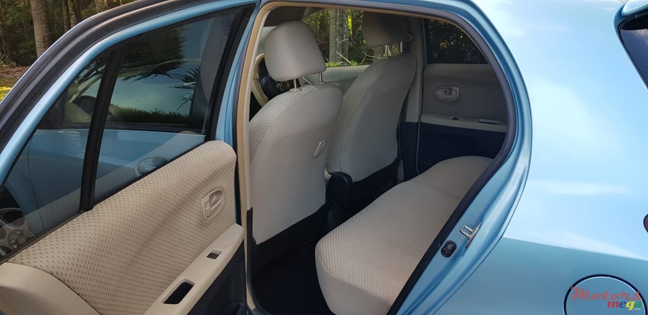 2006' Toyota Vitz photo #7