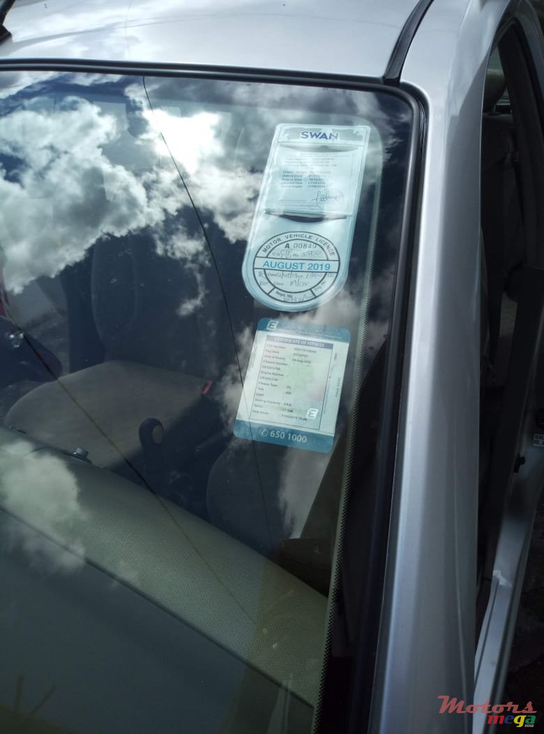 2002' Nissan March photo #1