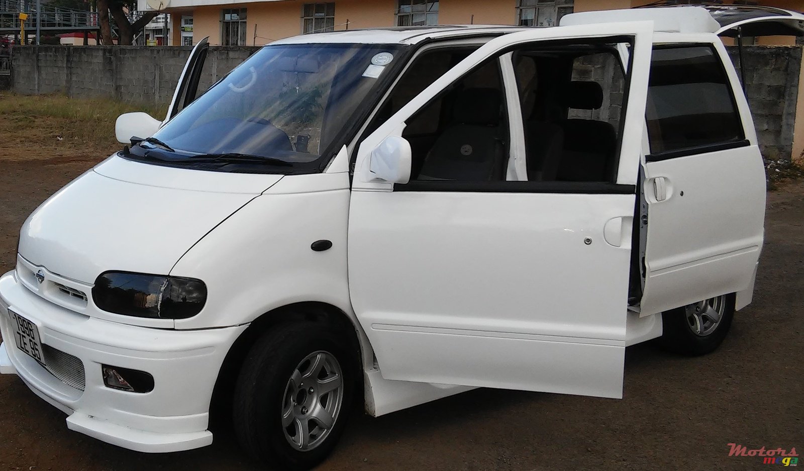 1995' Nissan Serena photo #3