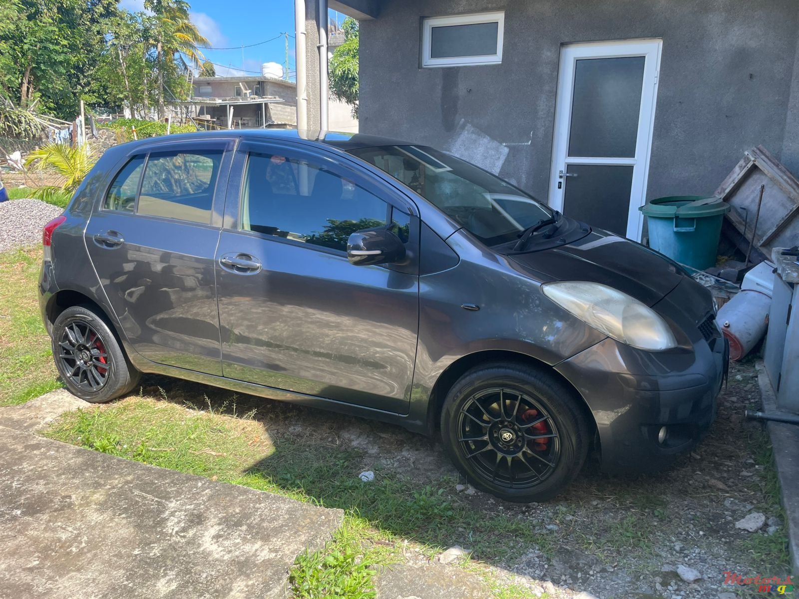 2010' Toyota Yaris photo #2