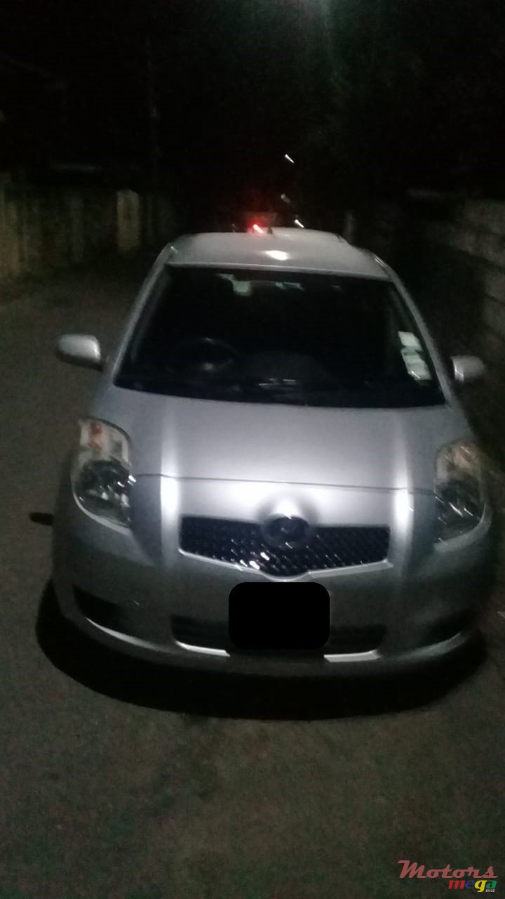 2005' Toyota Vitz photo #1