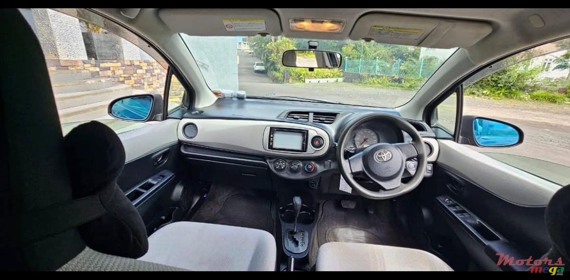 2011' Toyota Vitz photo #6