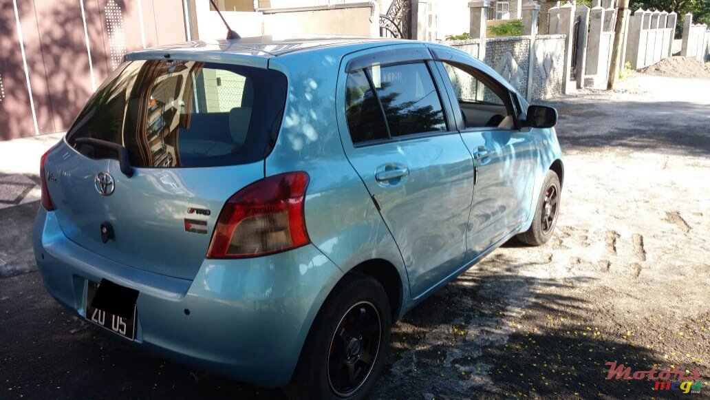 2005' Toyota Vitz photo #1