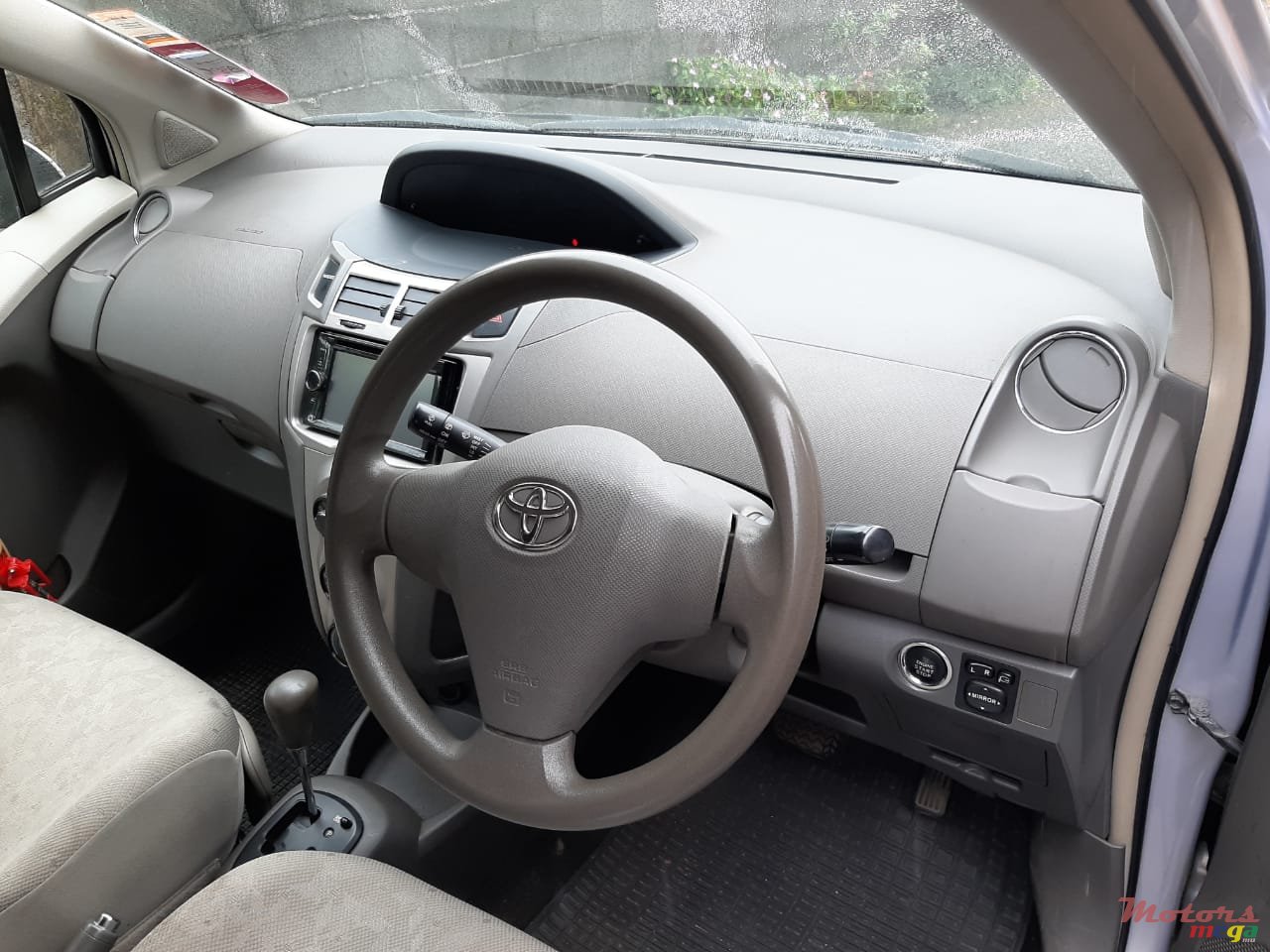 2008' Toyota Vitz photo #6