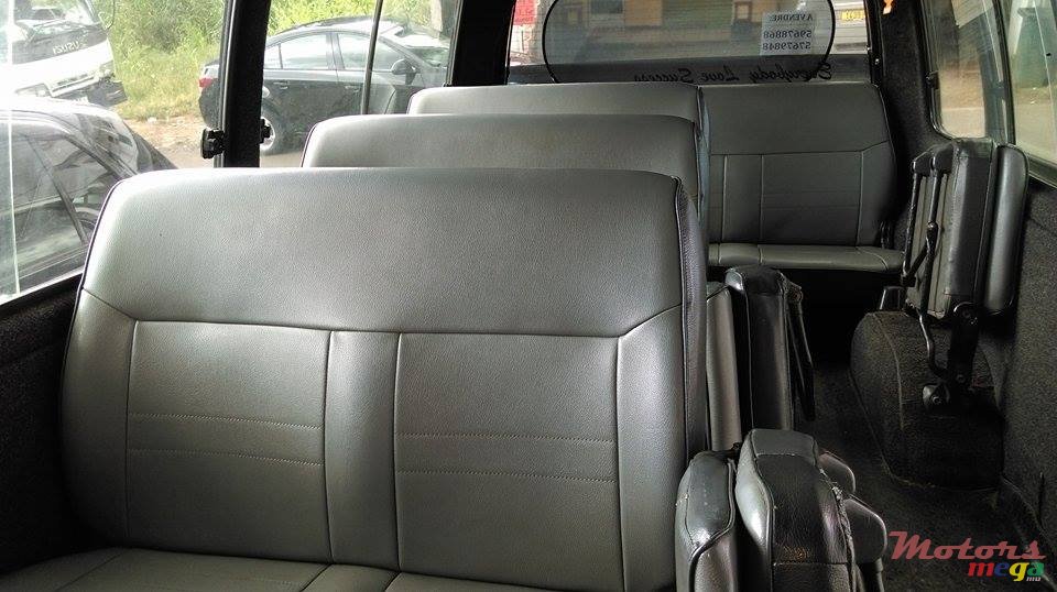 2000' Toyota HiAce photo #3