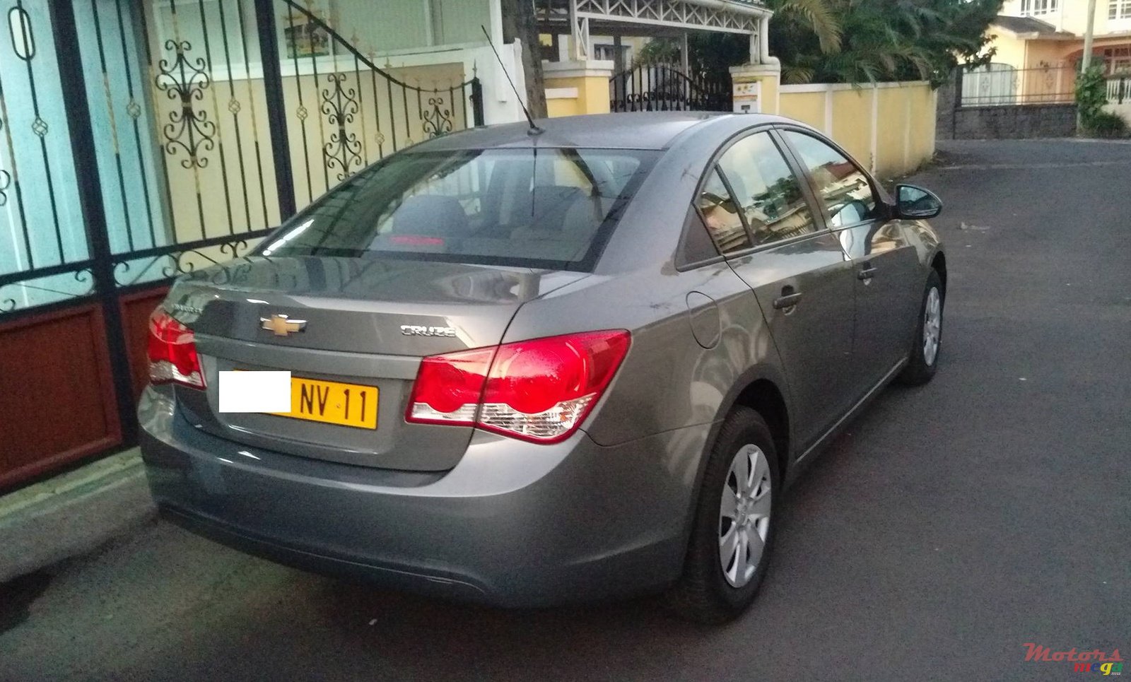 2011' Chevrolet Cruze photo #2