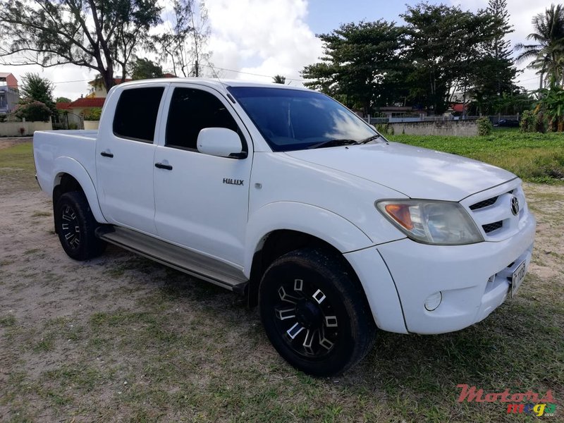 2006' Toyota Hilux 4x2 engine 5L photo #1