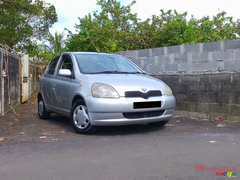 2000' Toyota Vitz photo #2