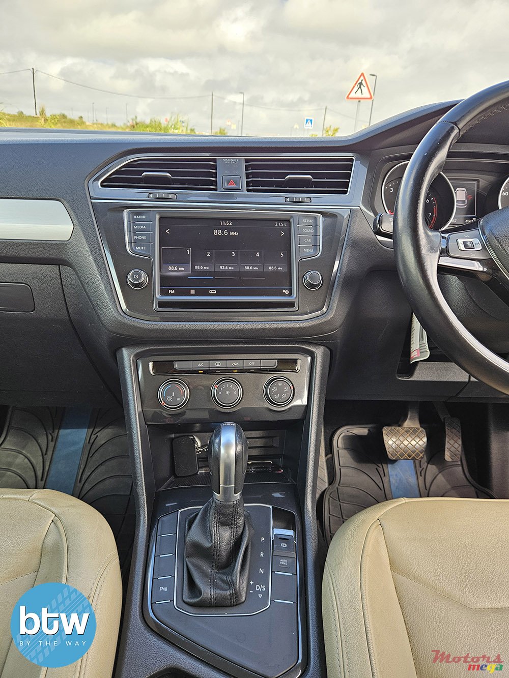 2017' Volkswagen Tiguan photo #7