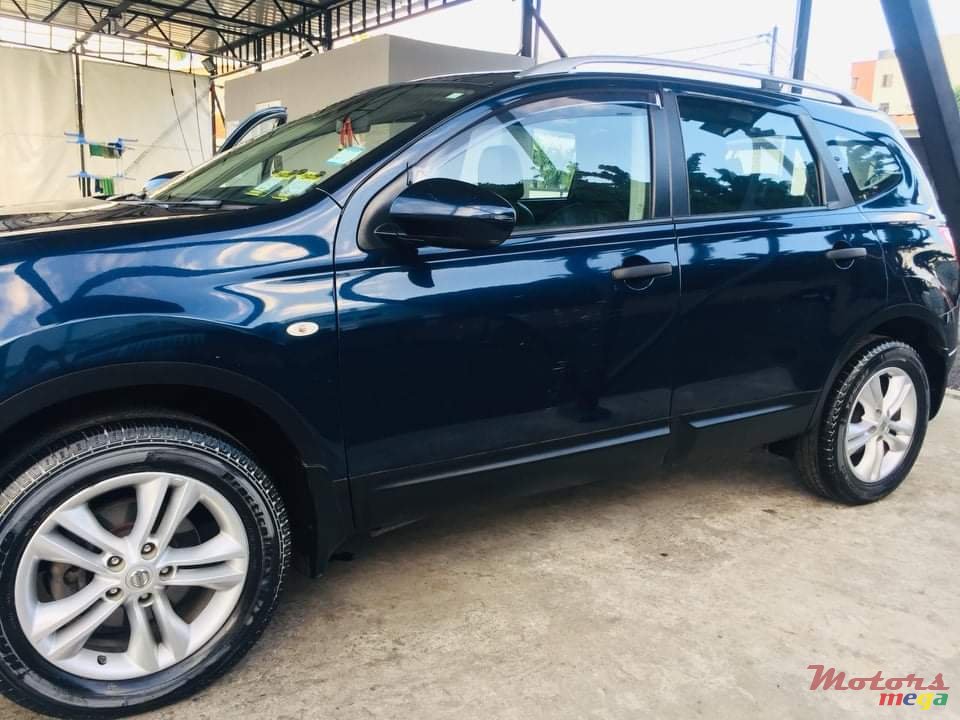 2012' Nissan Qashqai+2 2012 photo #2