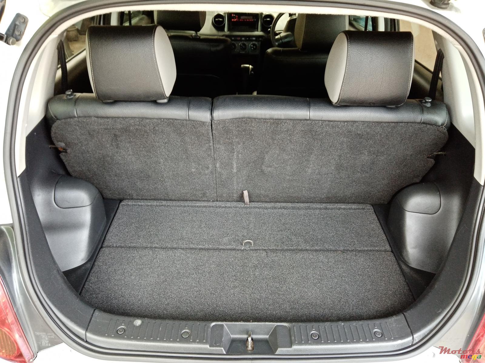 2004' Toyota IST photo #3