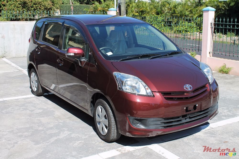 2011' Toyota photo #1