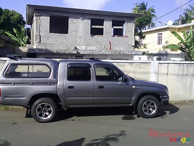 2000' Toyota Hilux photo #1