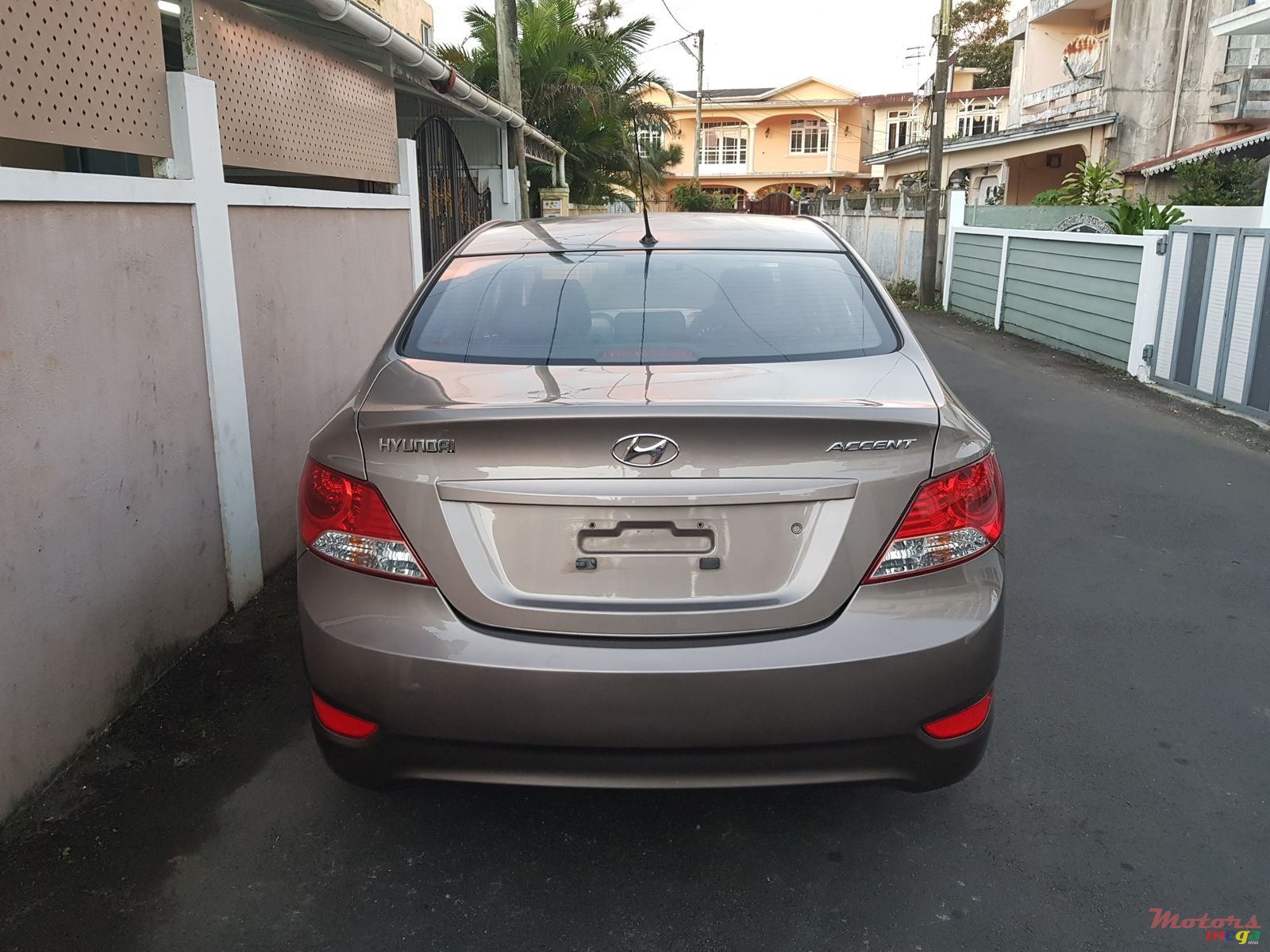 2011' Hyundai Accent photo #3