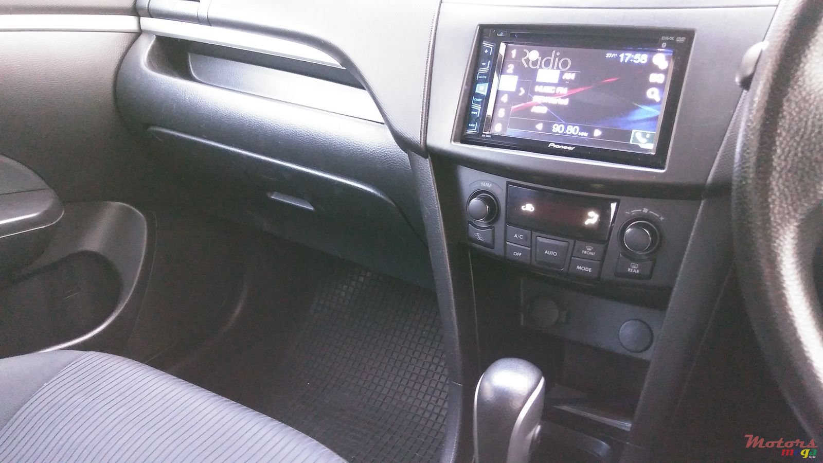 2011' Suzuki Swift photo #3