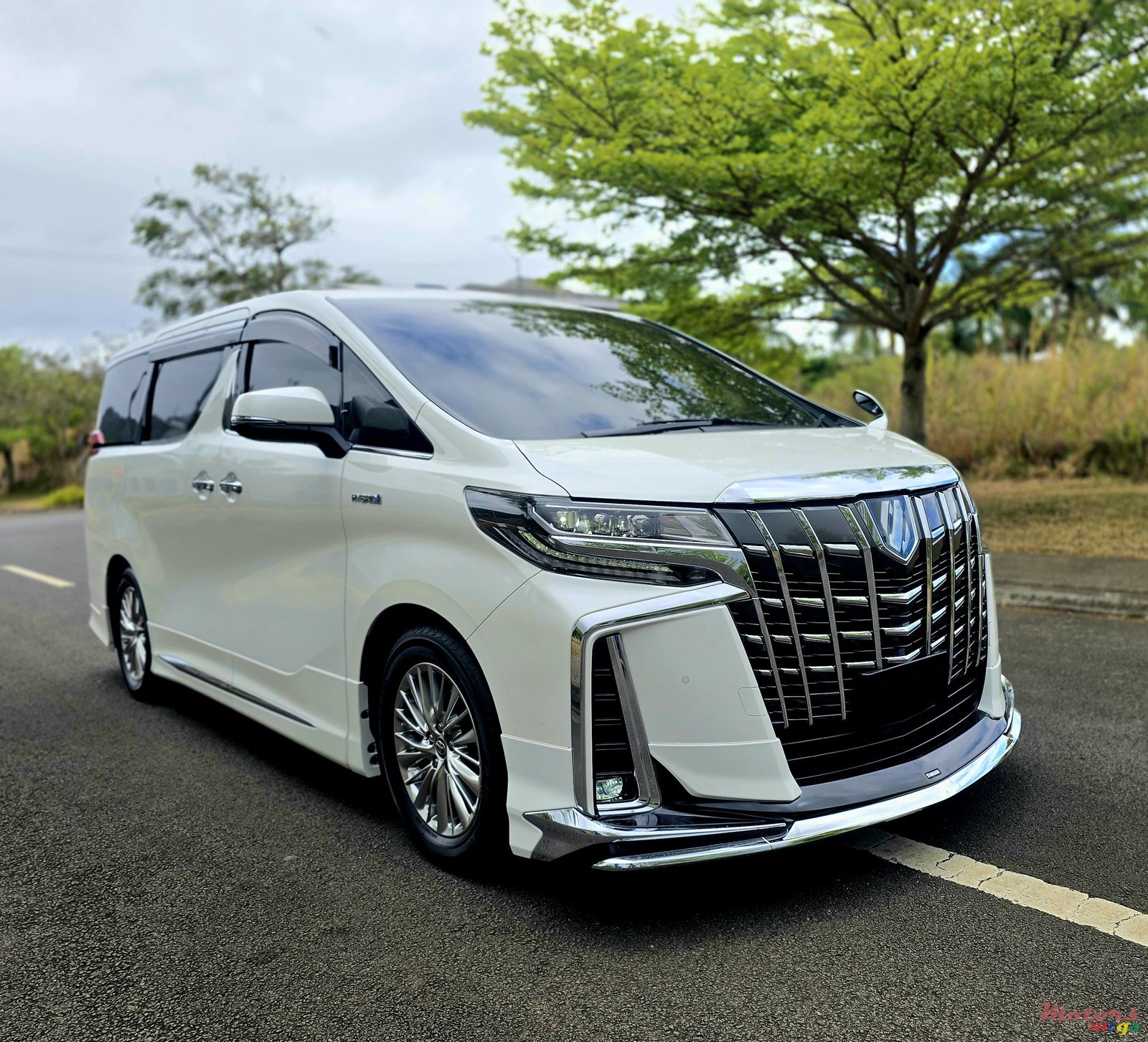 2021' Toyota Alphard photo #2