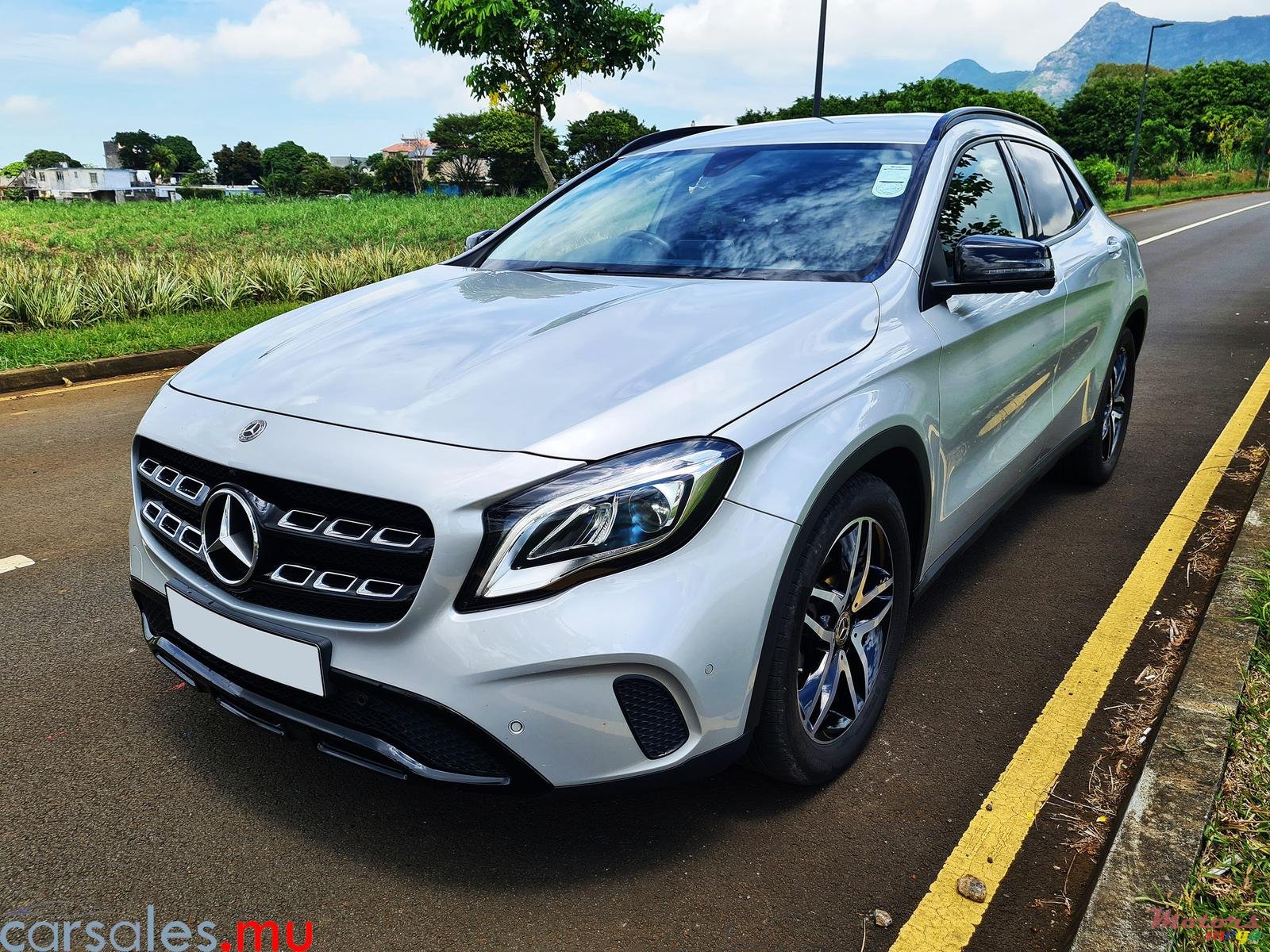 2018' Mercedes-Benz GLA-Class 200 Urban photo #2