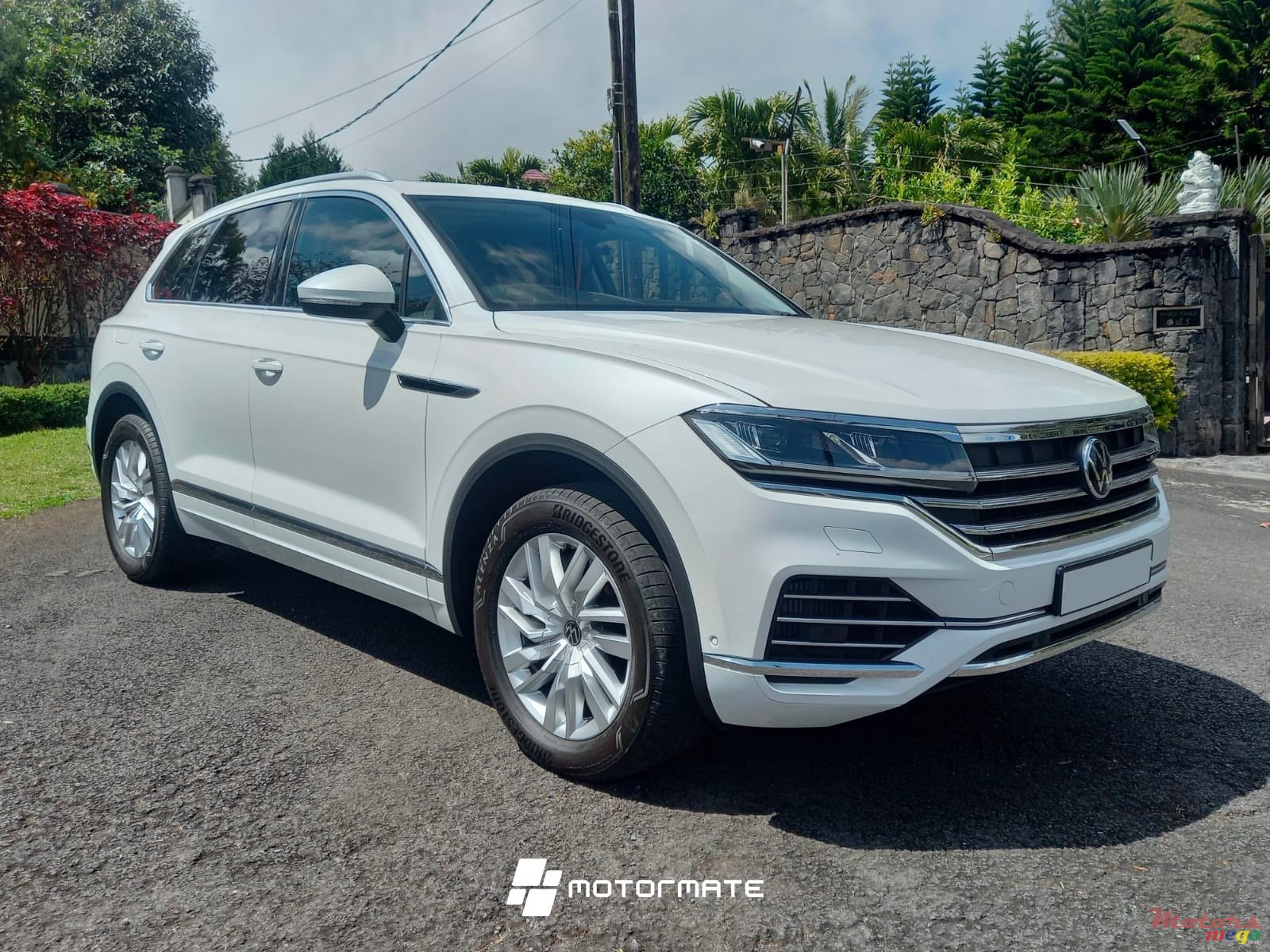 2024' Volkswagen Touareg LUXURY photo #1