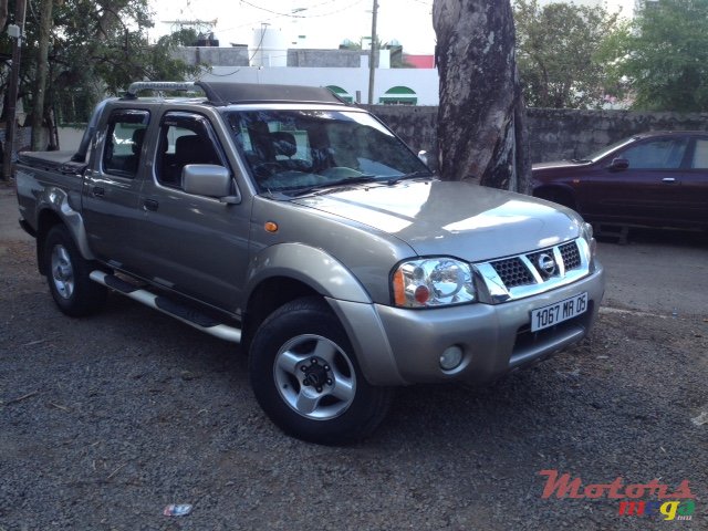 2005' Nissan 3.0 photo #2