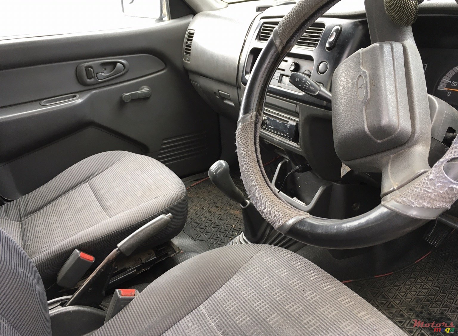 2005' Mitsubishi photo #2